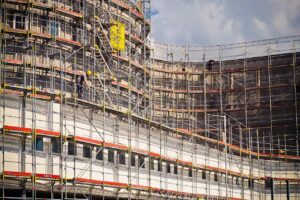 Wnętrze domu z bali: Estetyka i ciepło naturalnego drewna